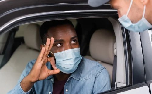 Wie und welche Maske man im Auto trägt, um eine Covid-Infektion zu vermeiden